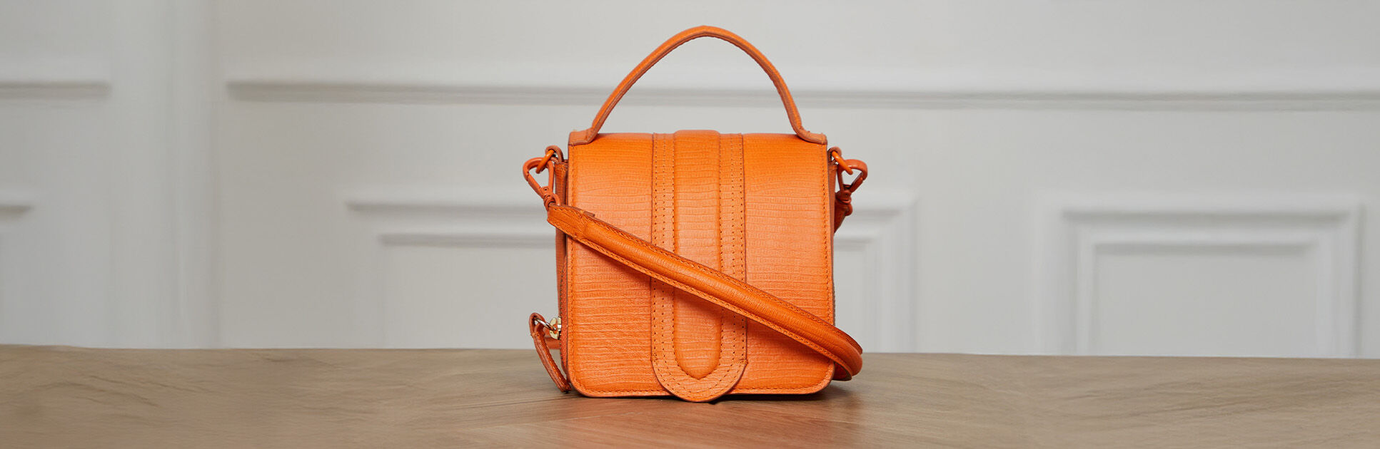 Bolsa de mão laranja moderna sobre mesa