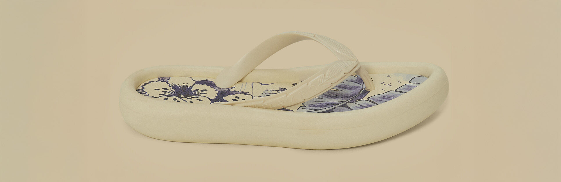 Chinelo branco com estampa floral colorida