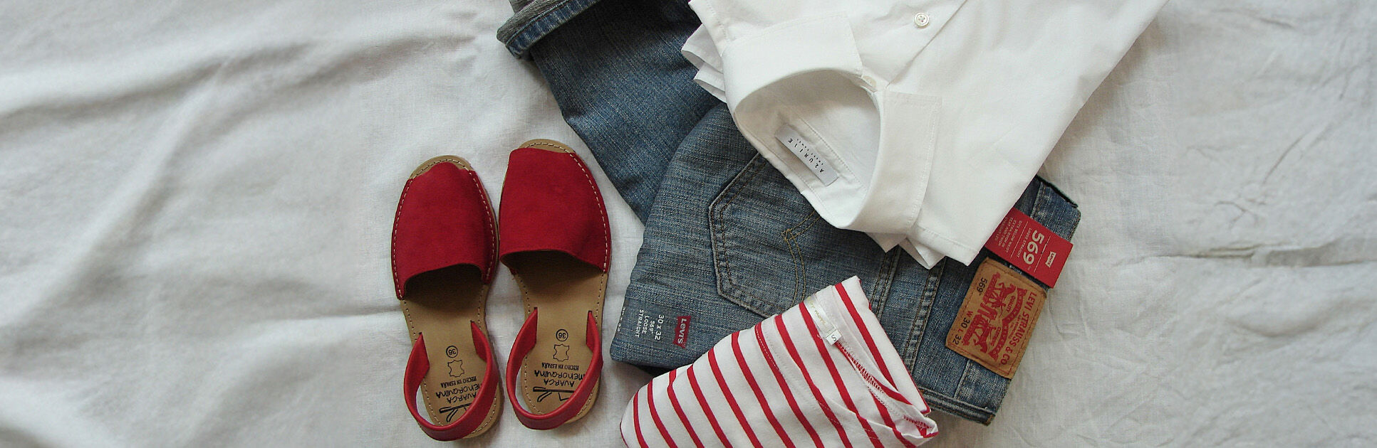 Conjunto de roupas com camisa branca e jeans