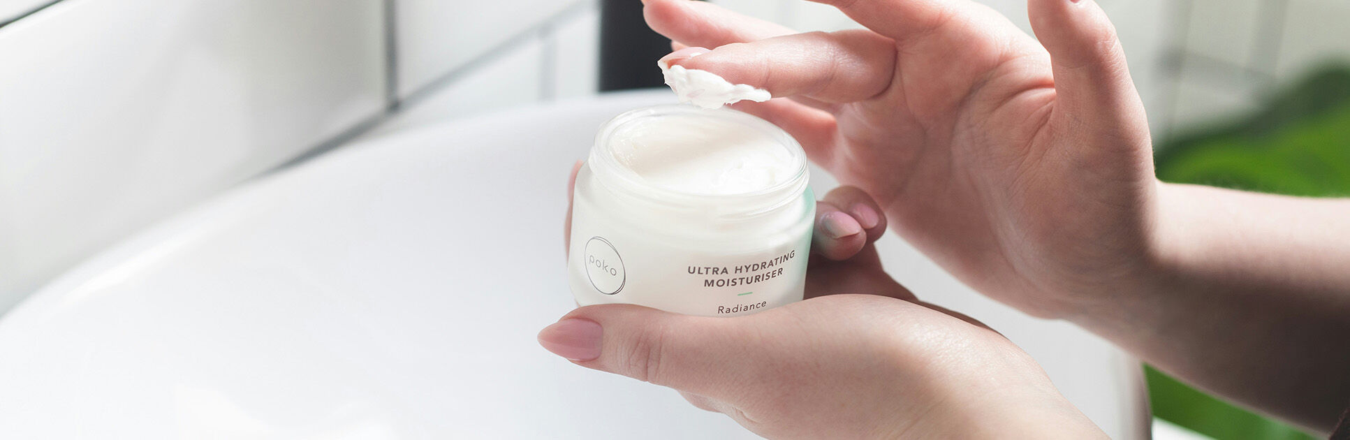 Creme hidratante sendo aplicado na mão