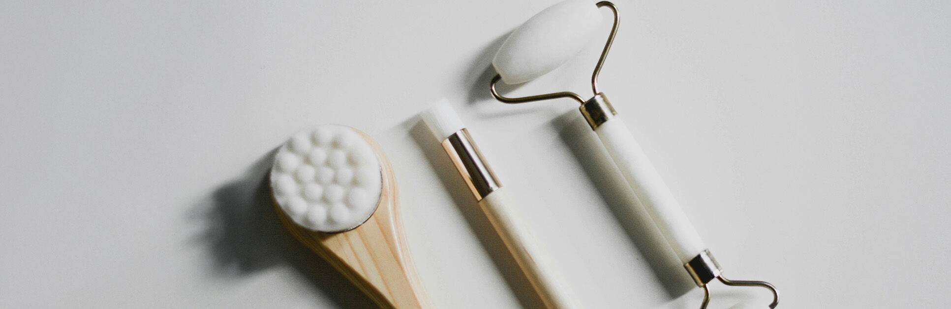 Escova e rolo facial de jade para cuidados de pele.