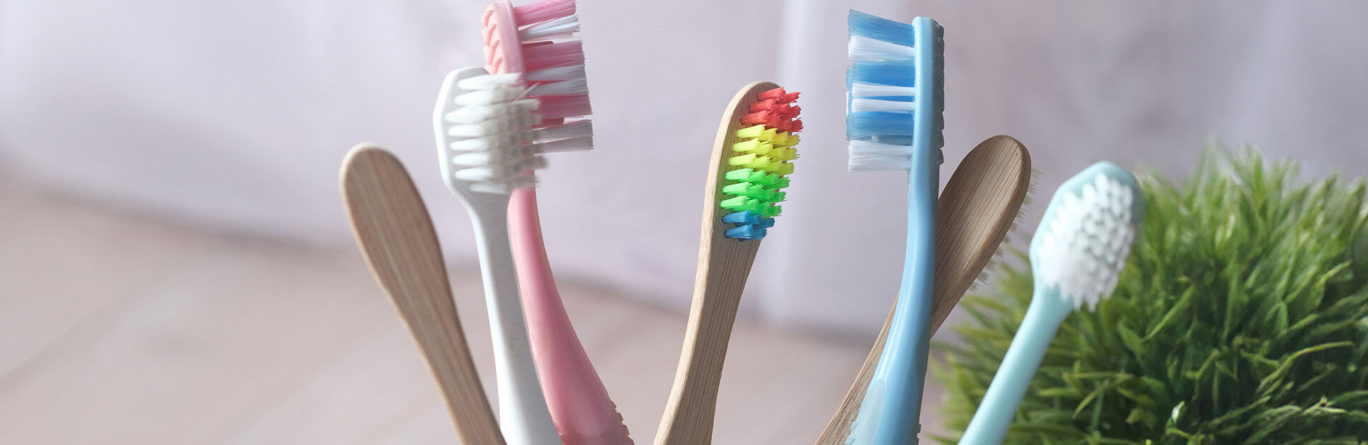 Escova de dentes coloridas em suporte na mesa