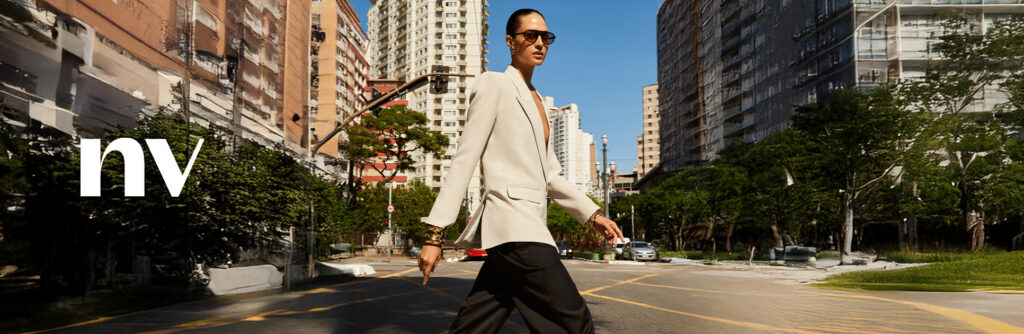 Modelo caminhando em rua urbana moderna