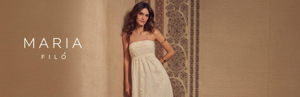 Modelo usando vestido elegante da coleção Maria Filó.