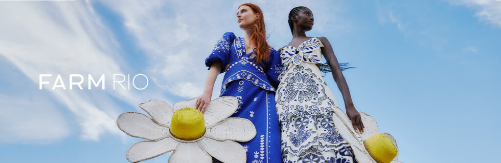 Modelos usando vestidos da marca Farm Rio