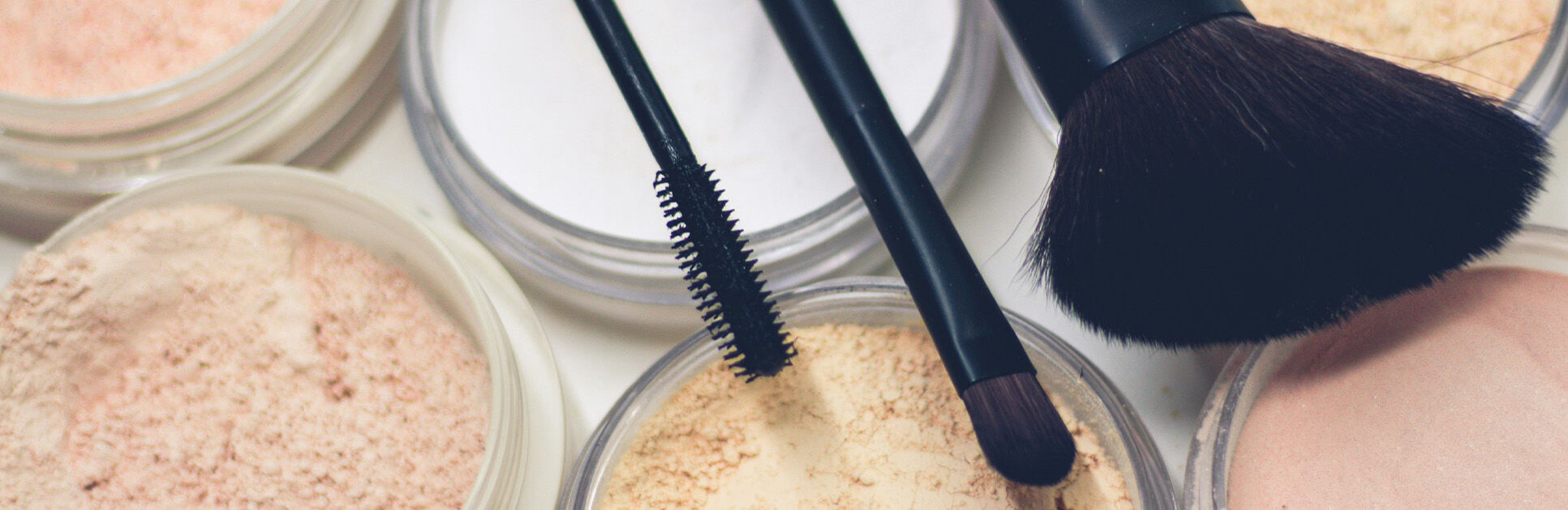 Produtos de maquiagem com pincéis e pós