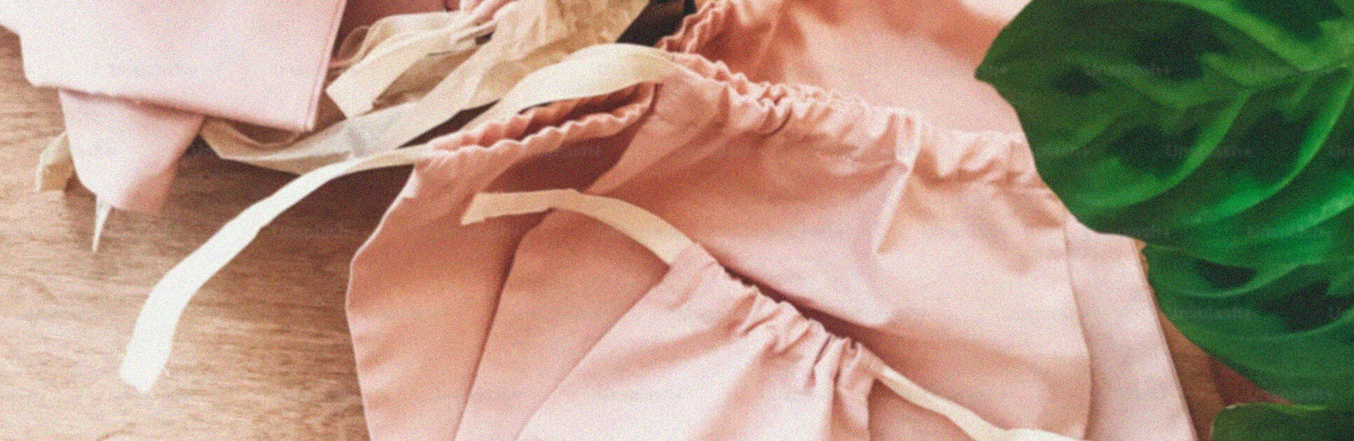 Sacos de tecido rosa com cordão em cima