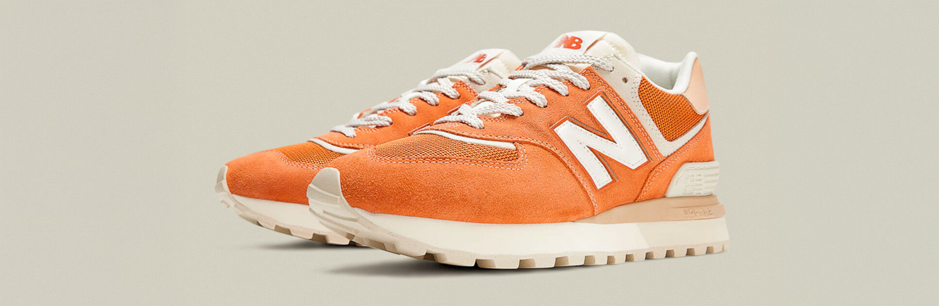 Tênis New Balance laranja com detalhes brancos