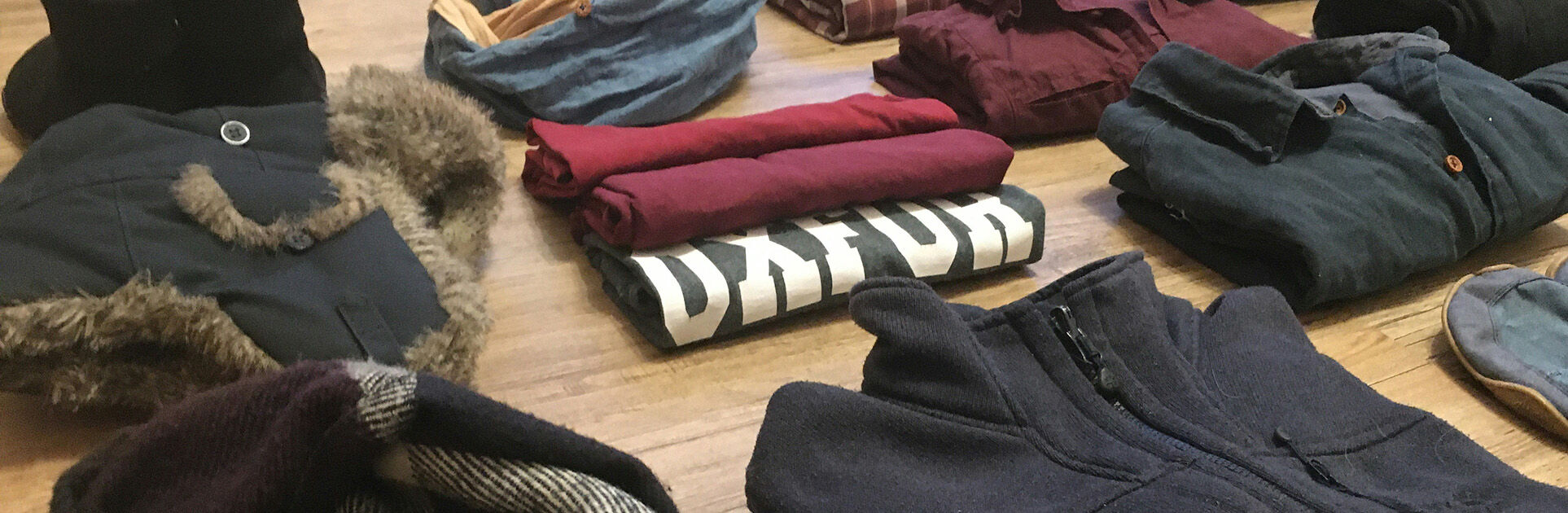 Vestuário dobrado em fundo de madeira