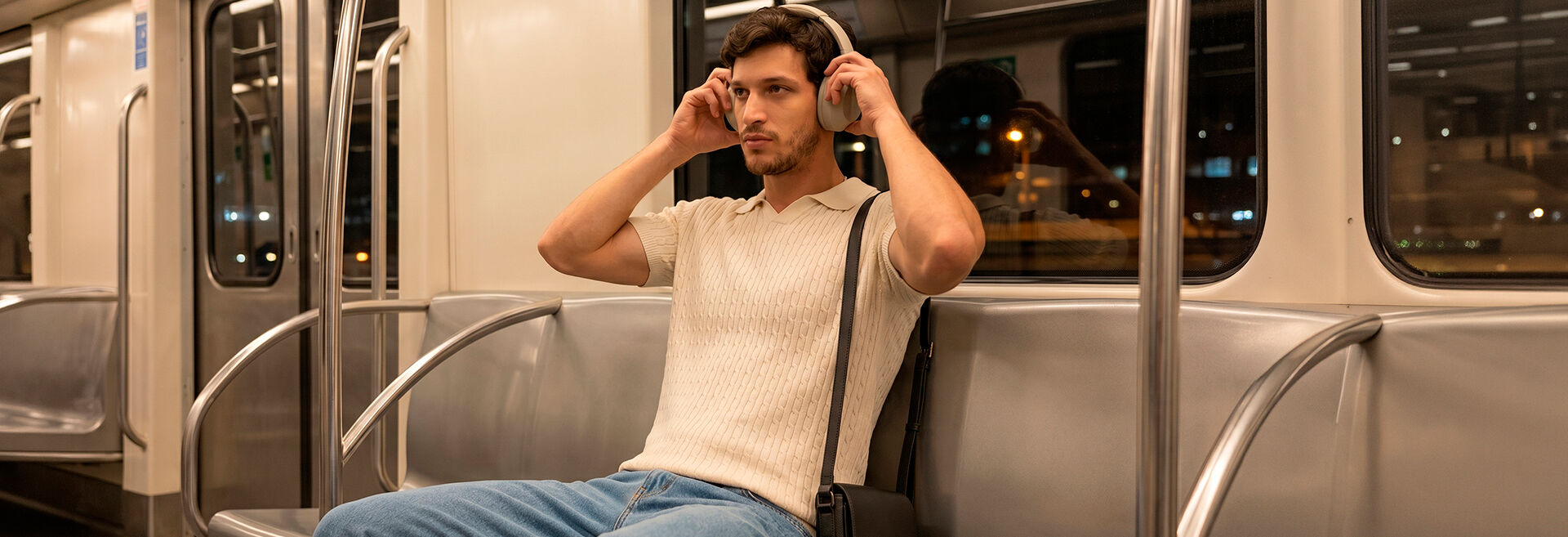Homem ouvindo música em trem à noite