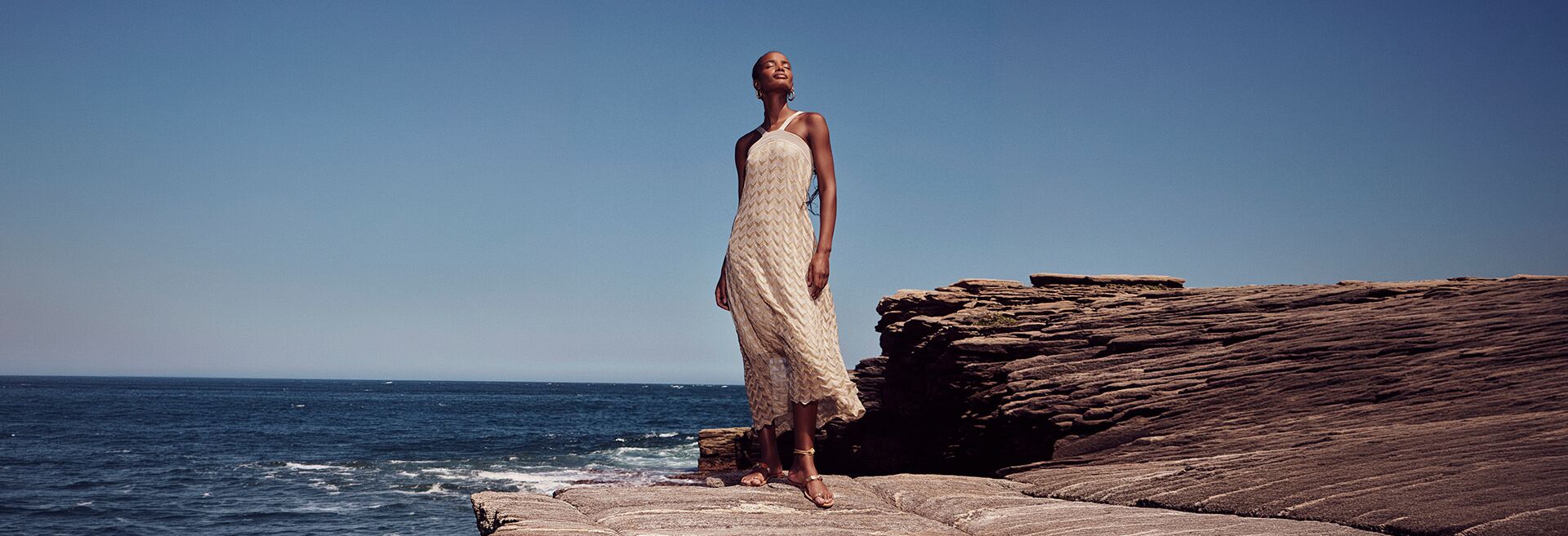 modelo-vestido-leve-beira-do-mar.png