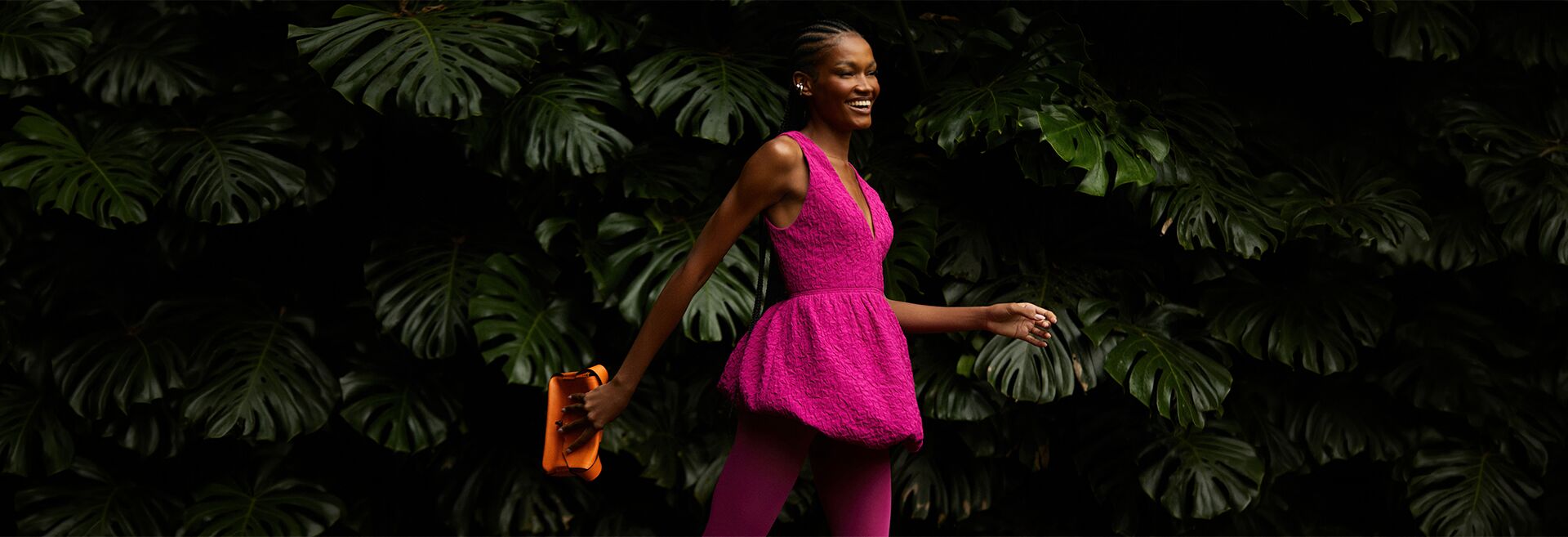 modelo-vestido-rosa-fundo-tropical.png