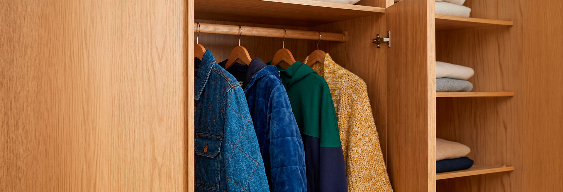 Armário com roupas organizadas e dobradas