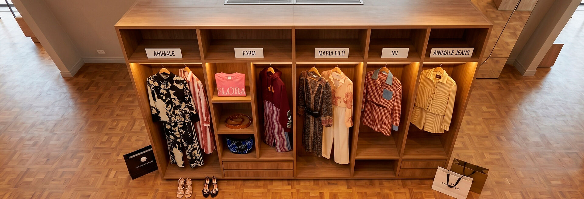Exposição de roupas em prateleiras de madeira
