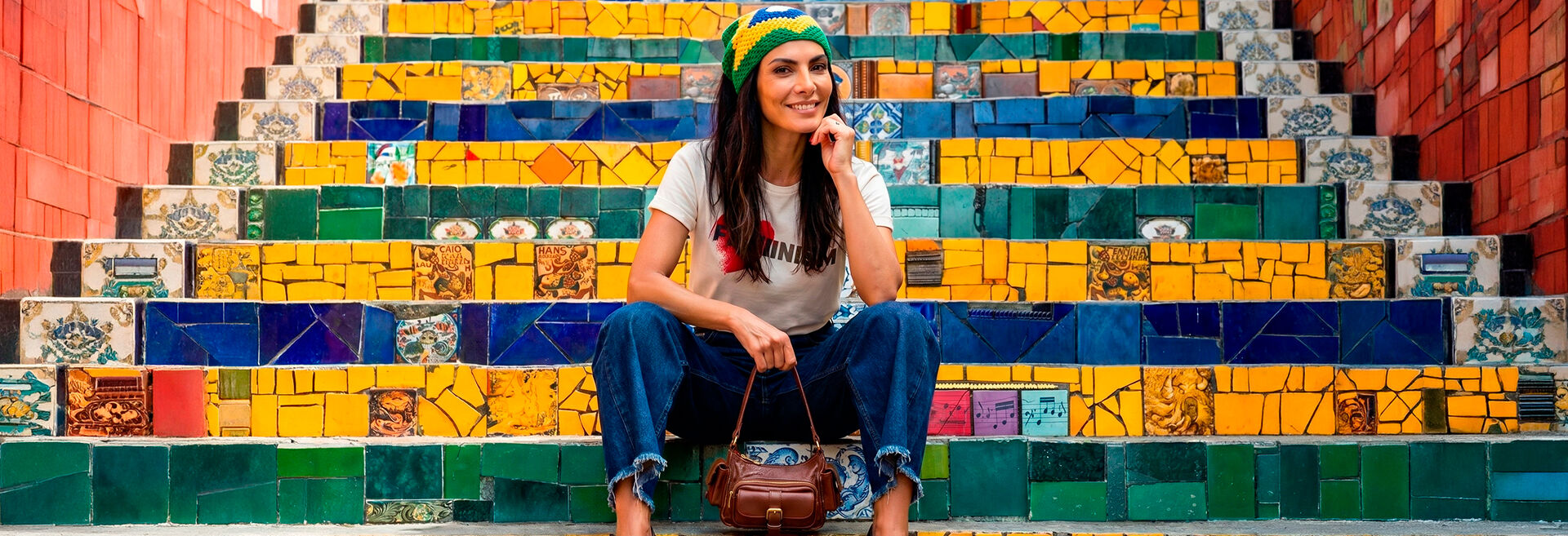 Mulher sorrindo em escada colorida de azulejos