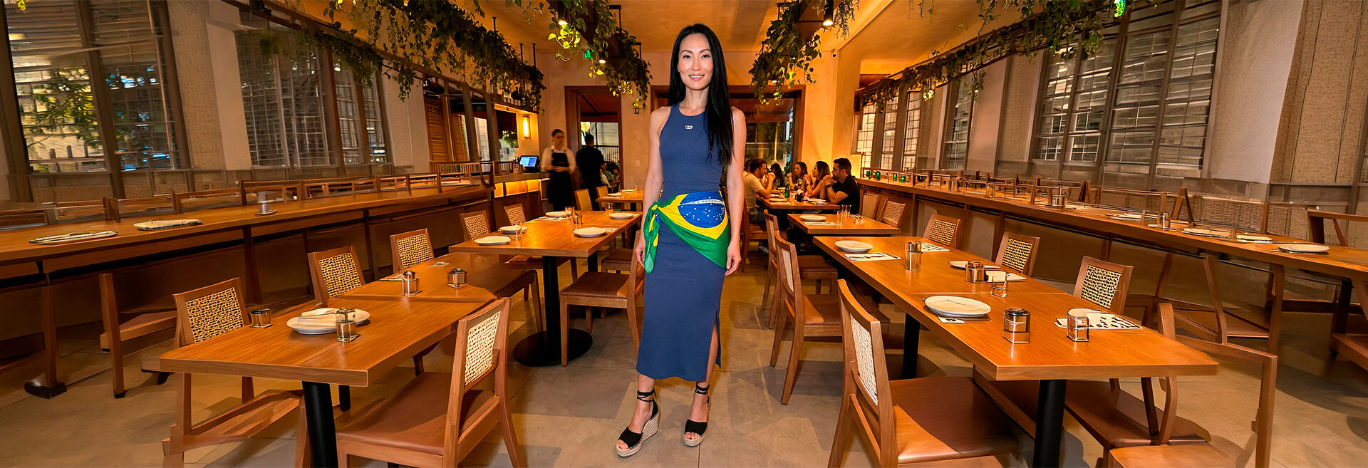 Mulher em restaurante com decoração moderna