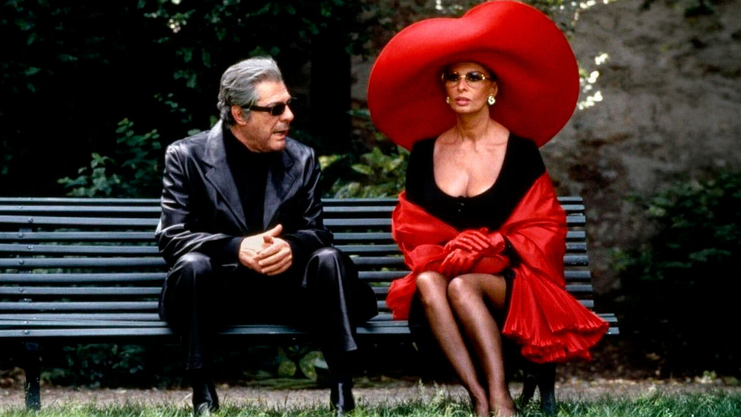 Cena de filme com casal em banco de parque