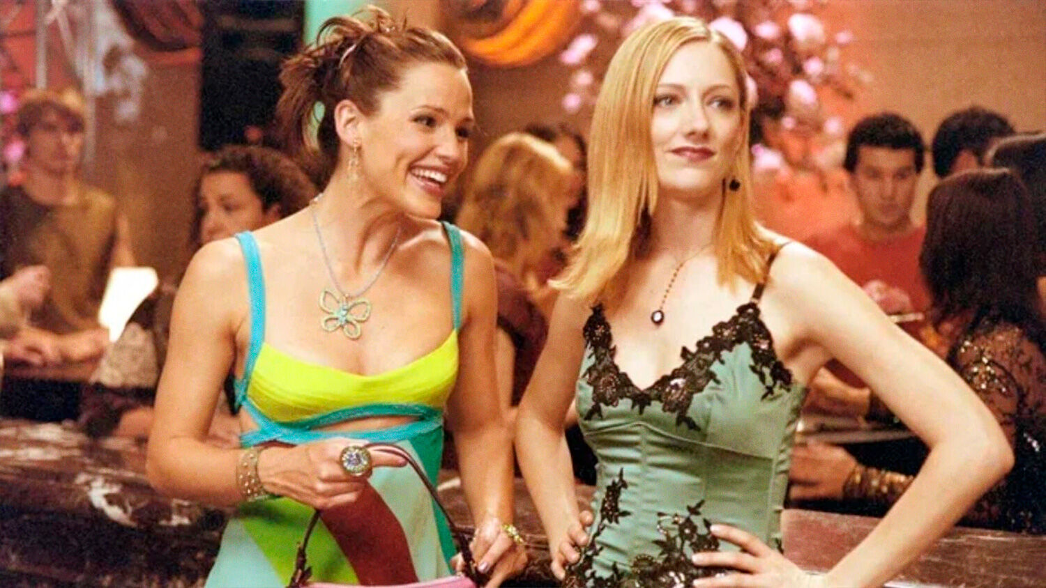 Duas mulheres sorrindo em festa animada