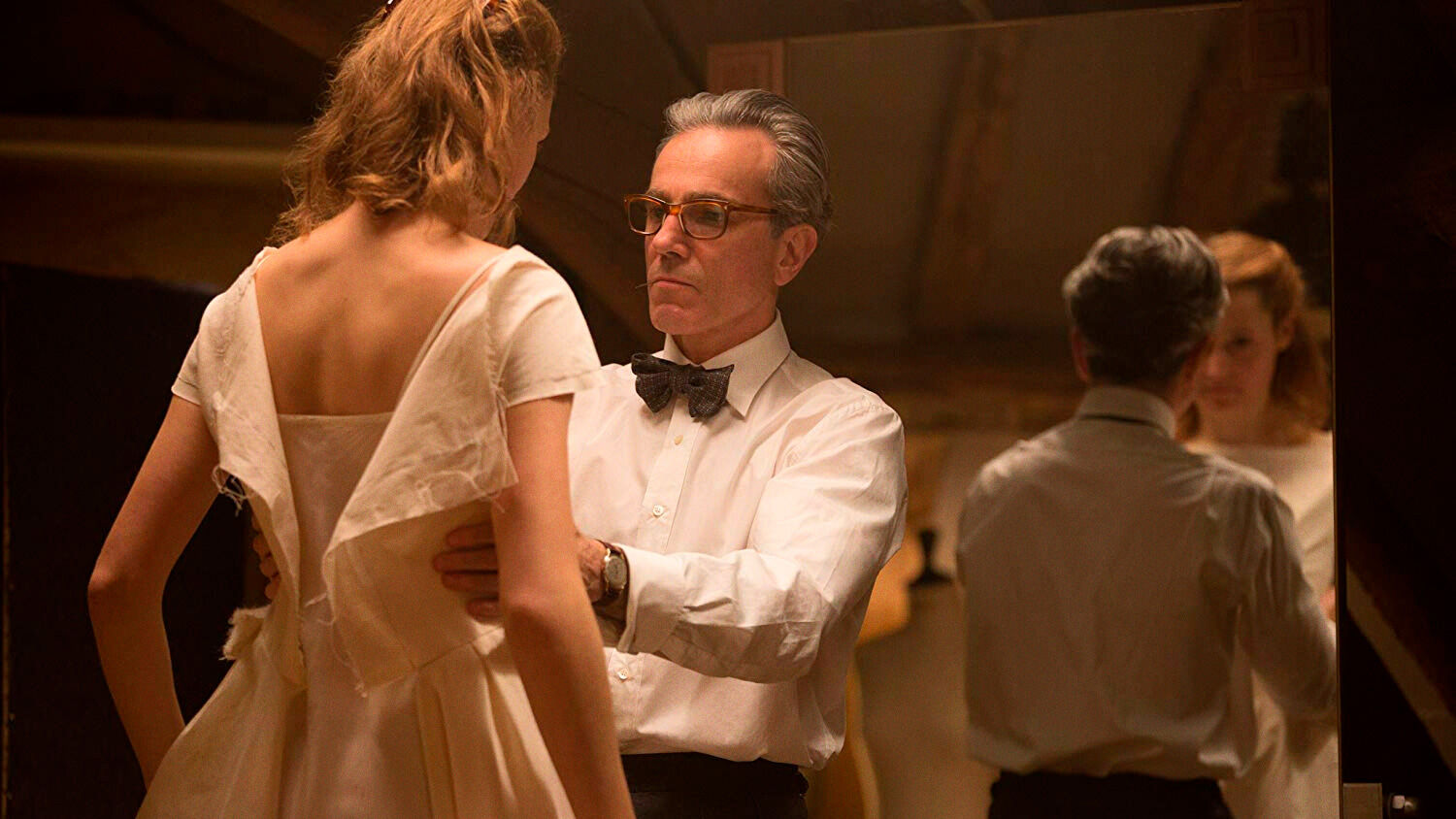 Figurino elegante sendo ajustado em uma modelo