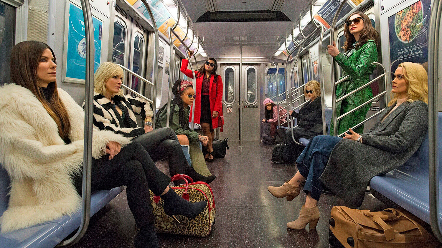 Grupo de mulheres em um trem subway moderno.