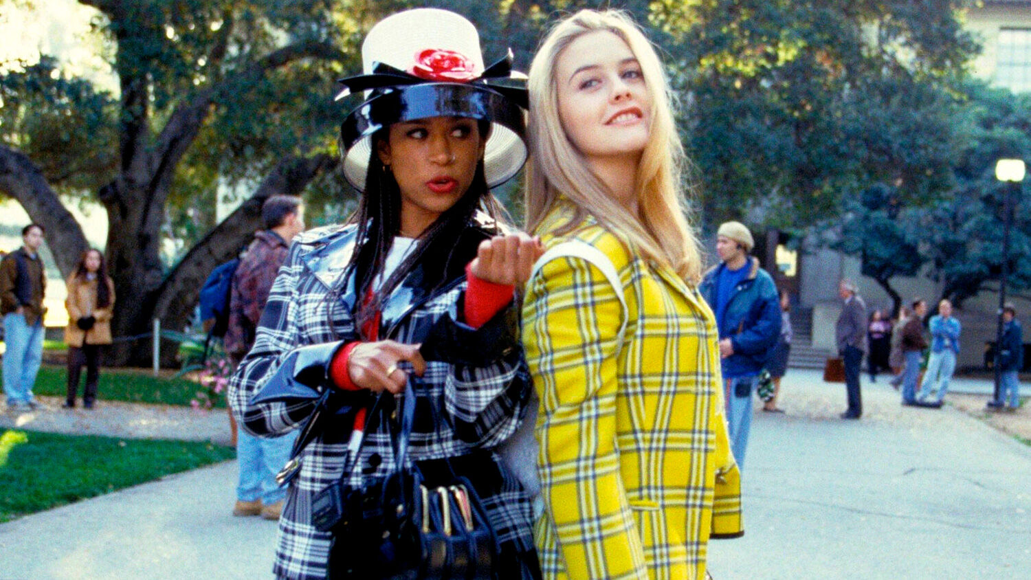 Duas jovens com estilos de moda diferentes em um campus