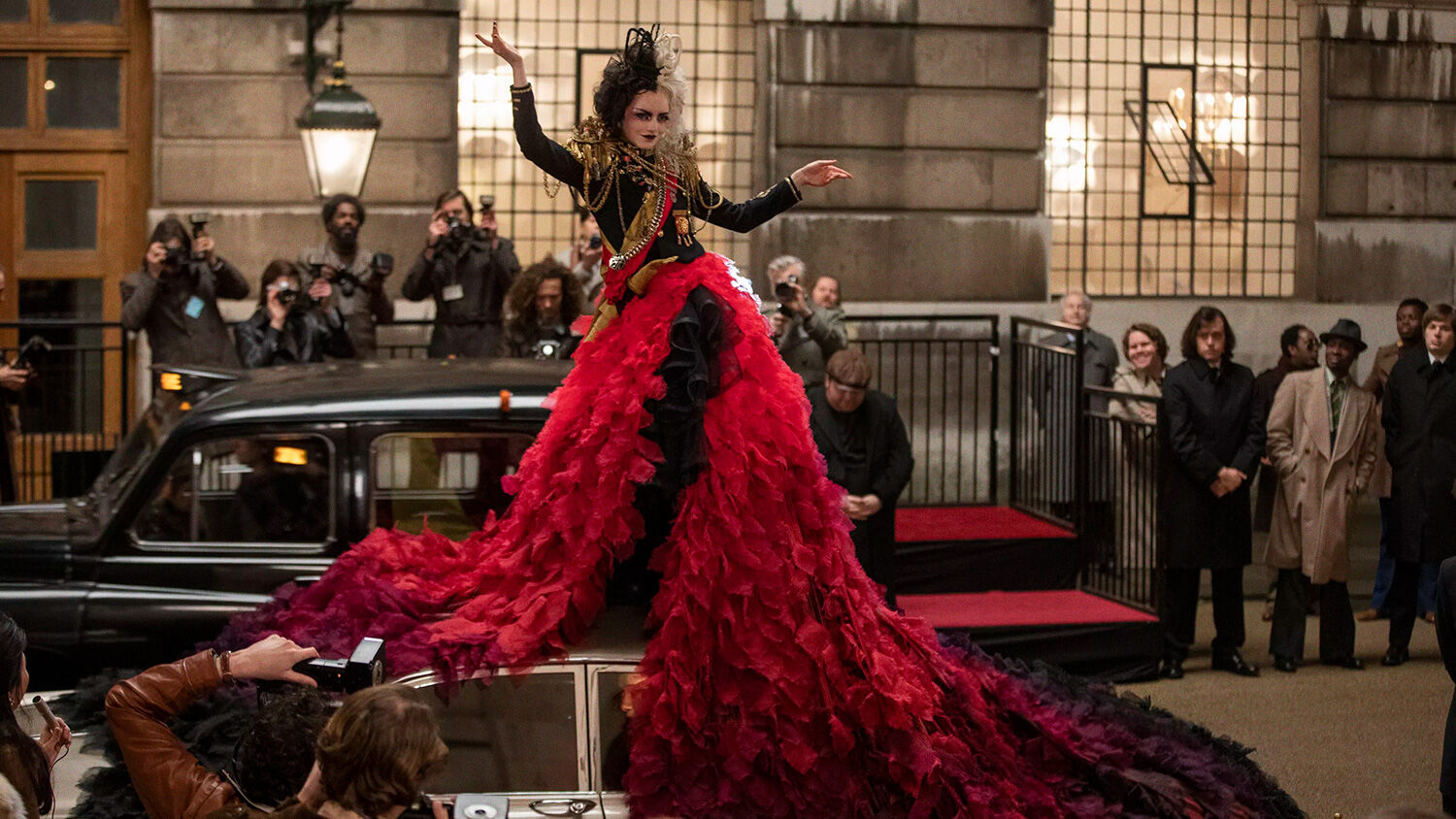 Modelo em vestido vermelho impressionante na passarela