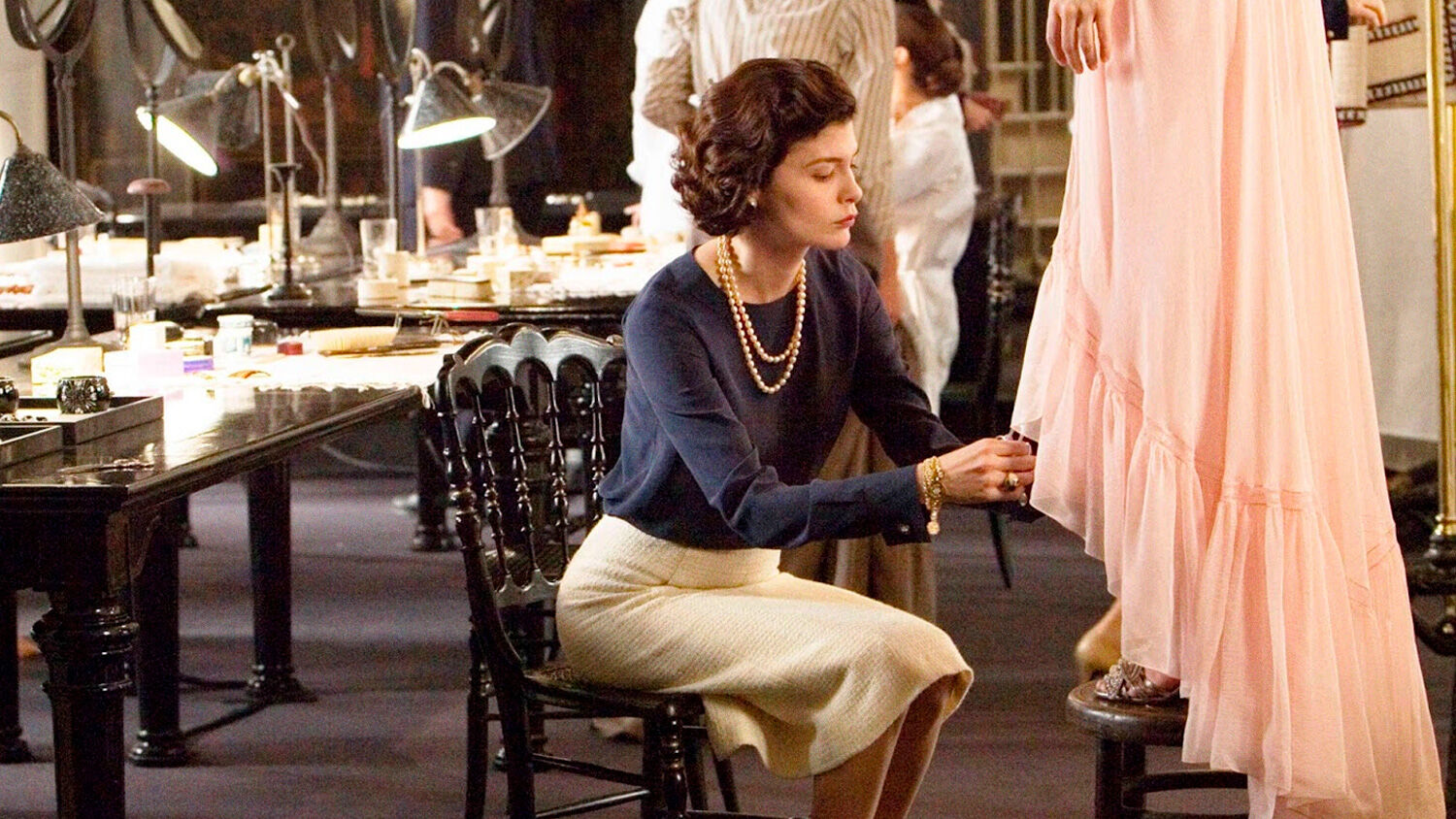 Mulher costurando em ateliê de moda vintage