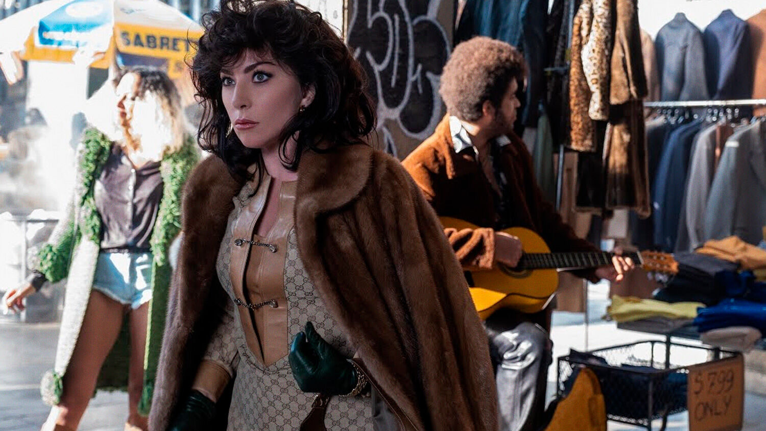 Cena de filme com personagens em roupas extravagantes